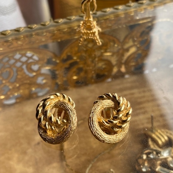 Tiny vintage gold tone authentic CHRISTIAN DIOR CLIP ON EARRINGS - Picture 6 of 8